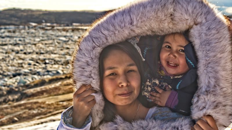 inuk mother and child
