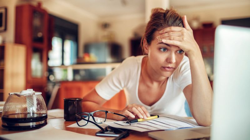 women stressed at computer