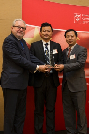Professor Wei Wang (centre), Director of the Queen’s-Renmin Master of Finance program, accepted the CCBC Award for Educational Excellence on the school’s behalf.  